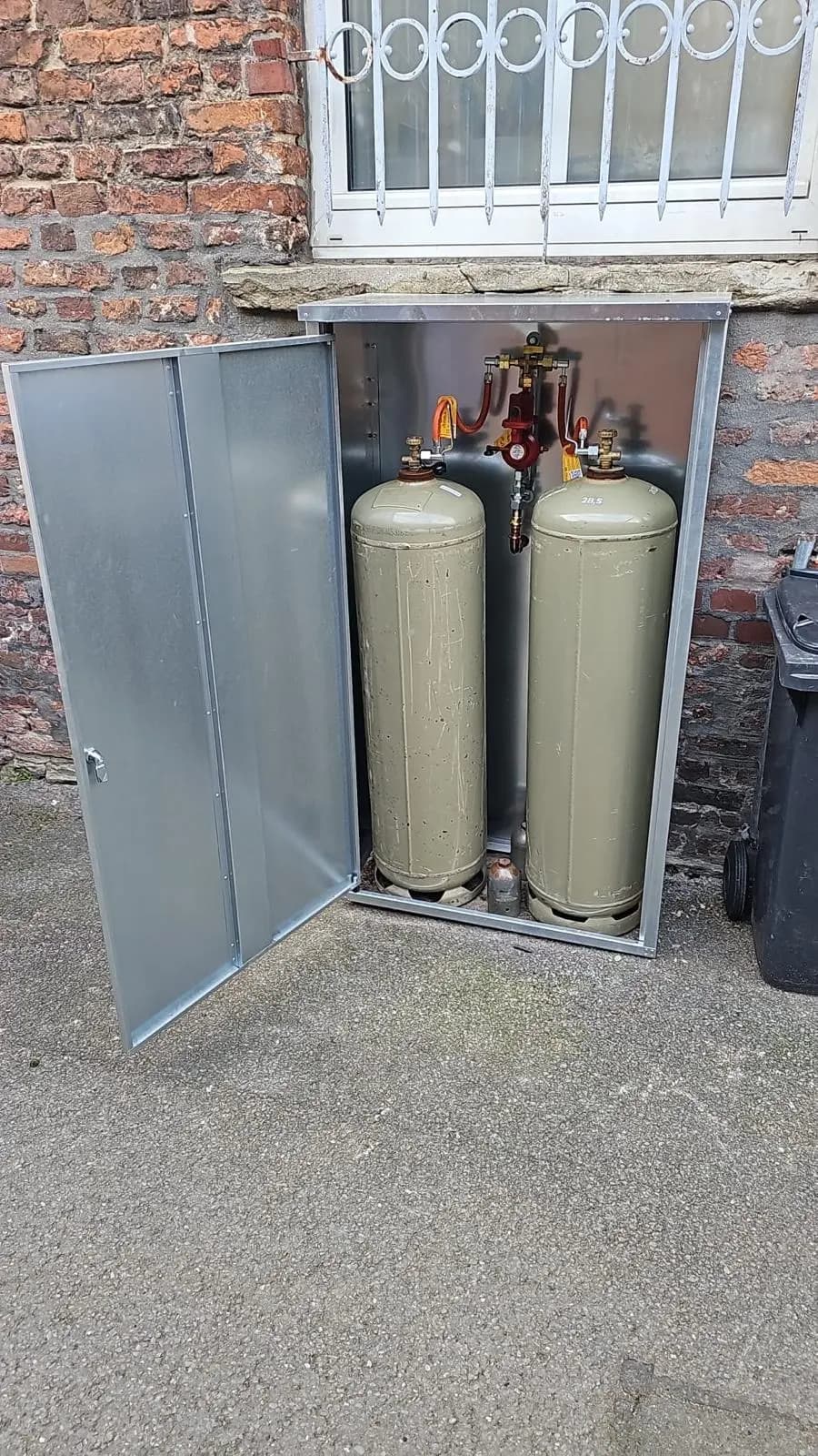 Gasflaschenschrank mit zwei Propanflaschen in Rheinberg